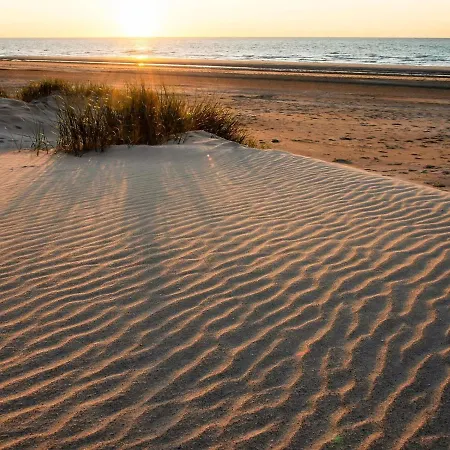 Spacious With 3 Bedrooms And Garage アパート ミデルケルケ