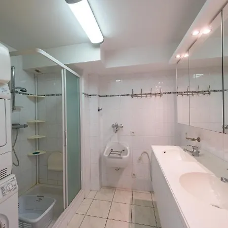 Spacious With 3 Bedrooms And Garage Apartmán *