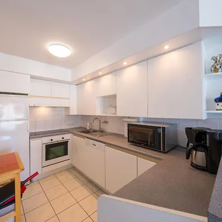 Spacious With 3 Bedrooms And Garage *