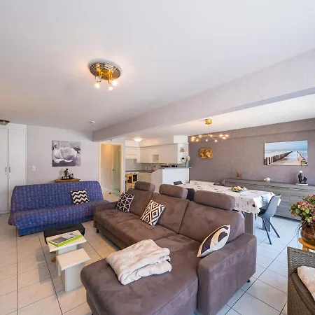 アパート Spacious With 3 Bedrooms And Garage ミデルケルケ