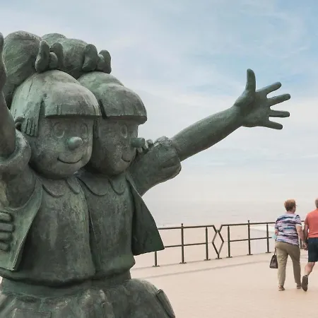 Spacious With 3 Bedrooms And Garage ミデルケルケ